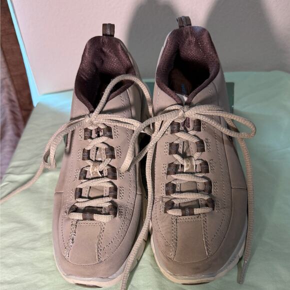 Skechers Shoes - Skechers Elite Memory Foam women’s sz 6. Stone Brown walking shoes. See defect.